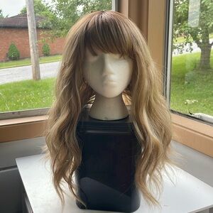 Cysterwigs sandy brown wig with beach waves.